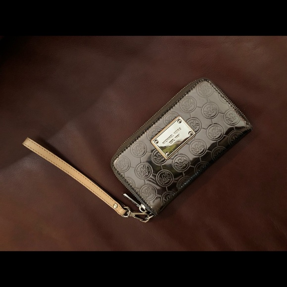 Michael Kors Handbags - Michael Kors wallet/clutch